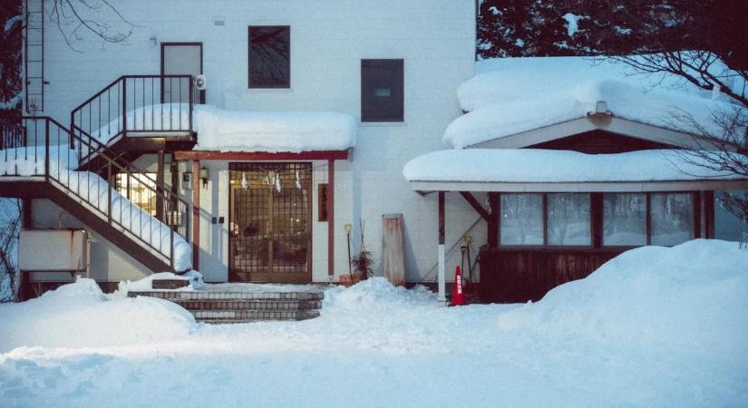 Megérkezett a havazás – súlyos bírságot kaphat, ha nem figyel
