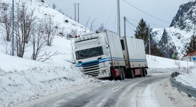Olyan nagy már a havazás, hogy lezárták a magyar-szlovén átkelőket a kamionok előtt