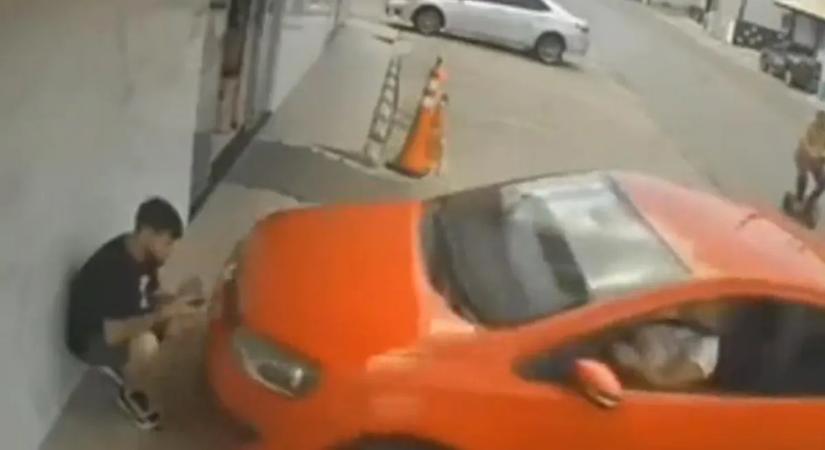 Csak el akart szívni egy cigit, felkente a falra egy fakezű sofőr