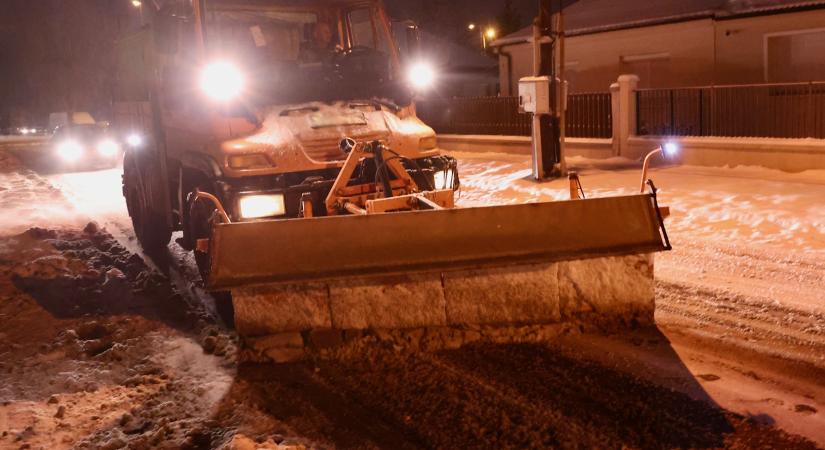 Havazás: folyamatos az utak takarítása