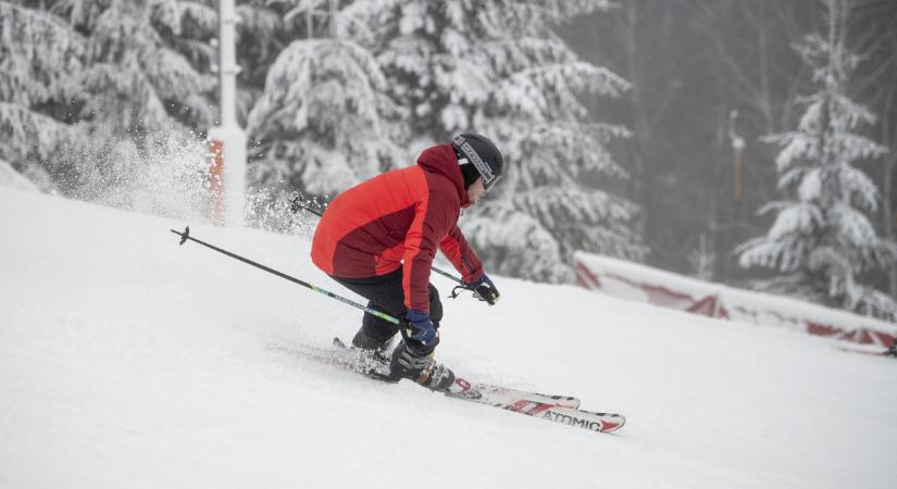 Nagyon jó a hó, induljon sok szánkó, elő a sílécekkel is