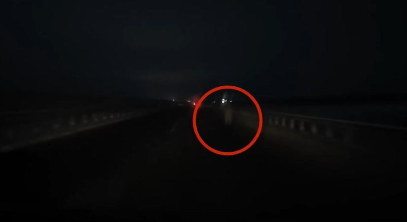 Megdöbbentő videó! Rejtélyes éjjeli fantom sétálgatott a kocsik között az M25-ösön
