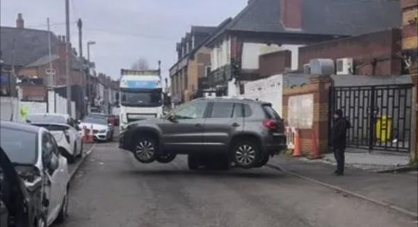 Nem szórakozott a targoncás, berakta a parkolóba az utat elálló autóst