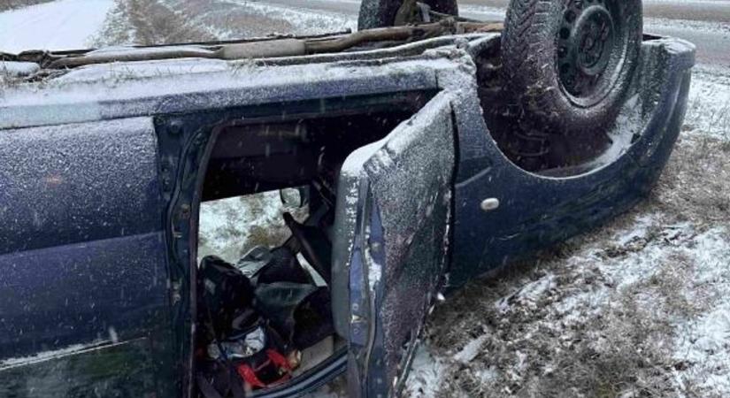 Betett a hó a közlekedésnek: helyszíni fotókon az egymást érő balesetek