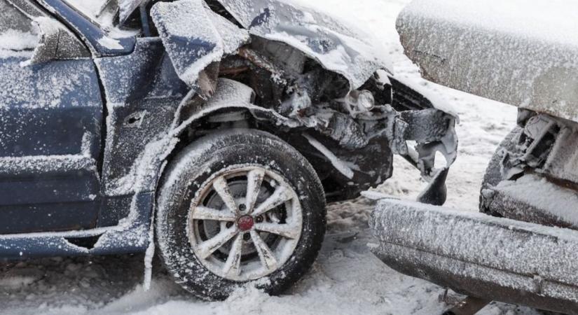 Baleset nehezíti a reggeli közlekedést Jászapáti térségében