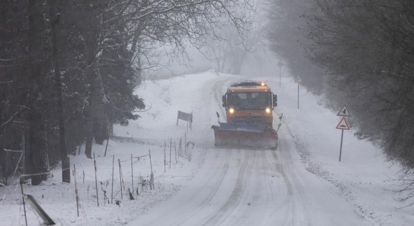 Újabb hullámban jön havazás – A meteorológusok hófúvásra és erős mínuszokra figyelmeztetnek