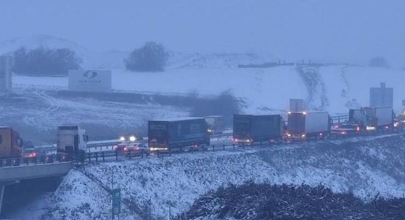 Figyelem: Rendkívüli forgalmi rend az autópályán a hóhelyzet miatt (fotók)