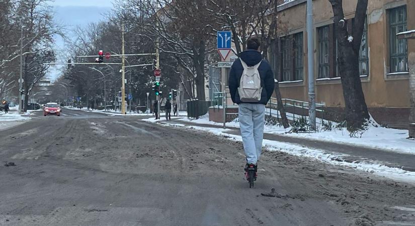 Balesetveszélyes módon közlekedett ez az elektromos rolleres a fehérvári belvárosban – videó