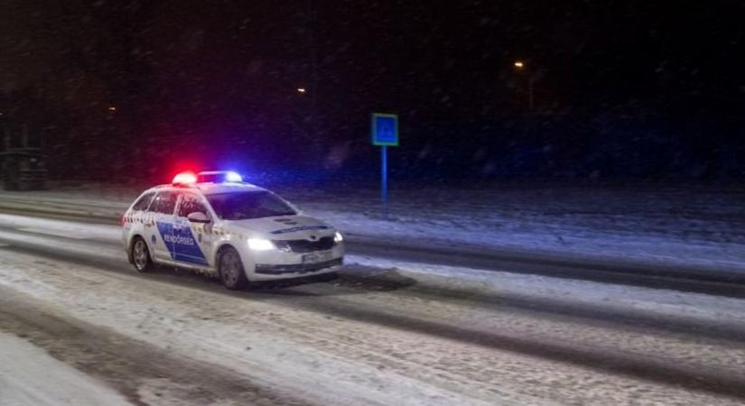 Keresztben áll egy kamion az M3-ason