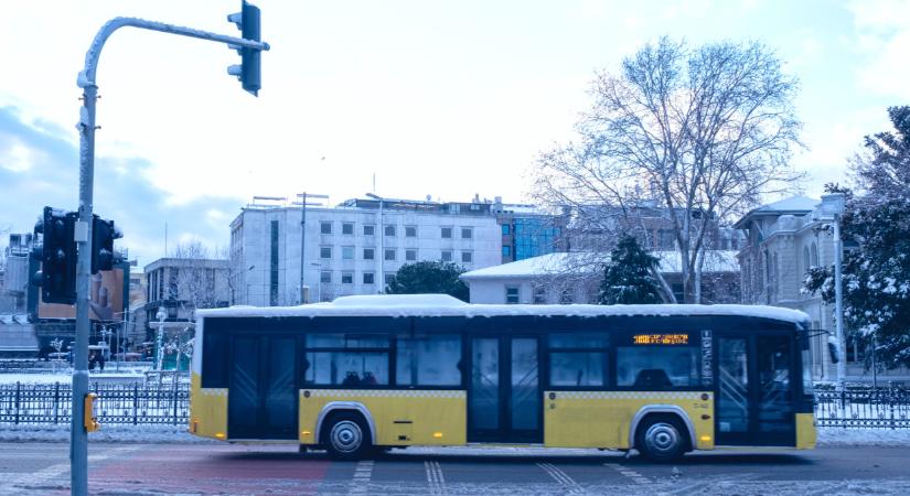 Szörnyű hír a tömegközlekedőknek: a havazás miatt törölhetik a járatokat, így nem lehet majd eljutni A-ból B-be