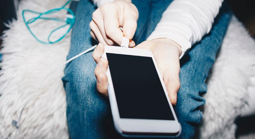 Ezt a hibát követik el legtöbben telefontöltésnél – Az egészségre is veszélyes lehet
