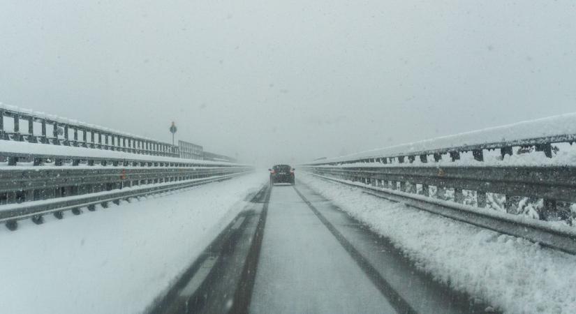 Hófúvás miatt adtak ki riasztást: több vármegyében torlaszokra kell számítani