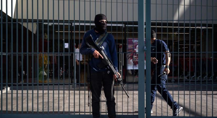 Katonák az utcákon, újságírók őrizetben és paranoia a kormányban is – ilyen most Venezuela