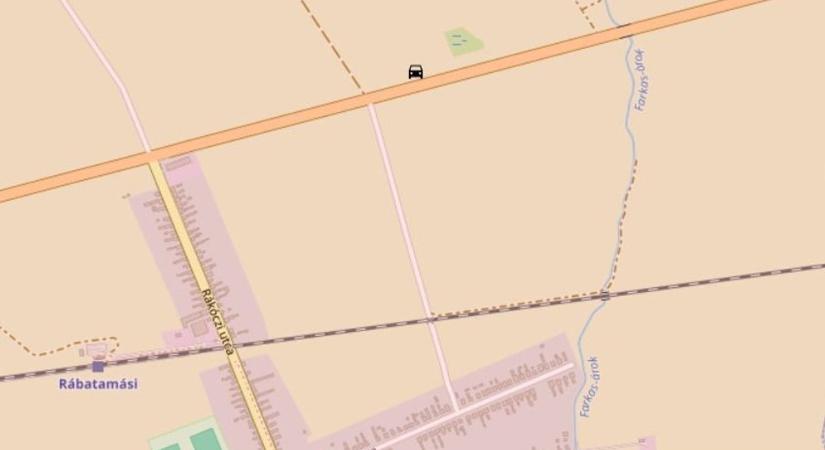 Nagyon óvatosan! Két autó karambolozott Rábatamásinál, fél pályán halad a forgalom