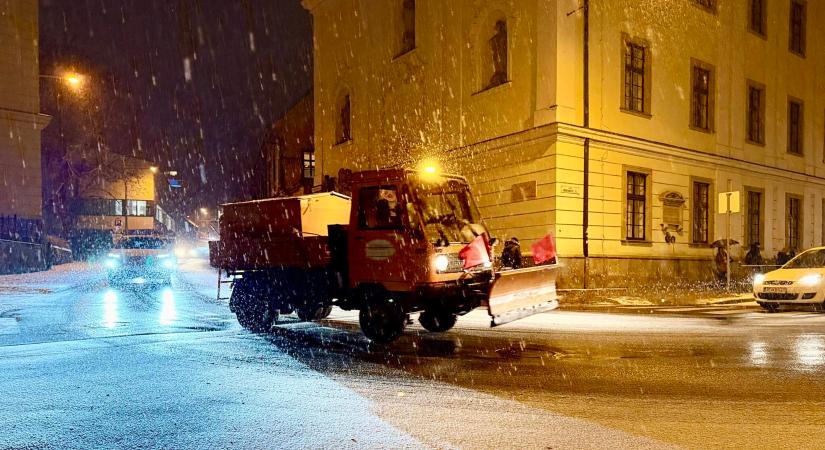 Folyamatosan zajlik Egerben a hó- és síkosságmentesítés