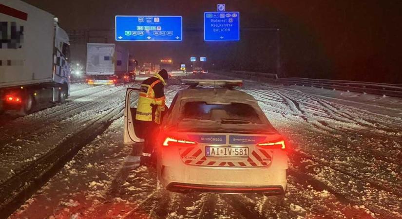 Kemény volt az éjszaka az autópályákon: rendőrök mentették az elakadt kamionosokat, a hóhelyzet miatt átépítik a terelést az M1-esen