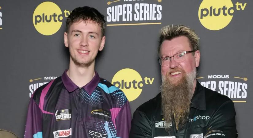 A darts-vb döntősének fia csalást kiáltott, kifakadt az ellenfélre