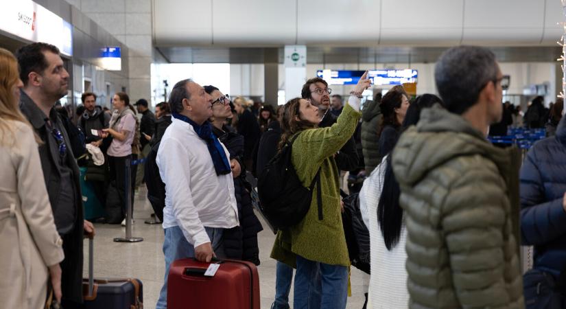 A járatok mintegy 60 százalékát törölték a havazás miatt Amszterdamban