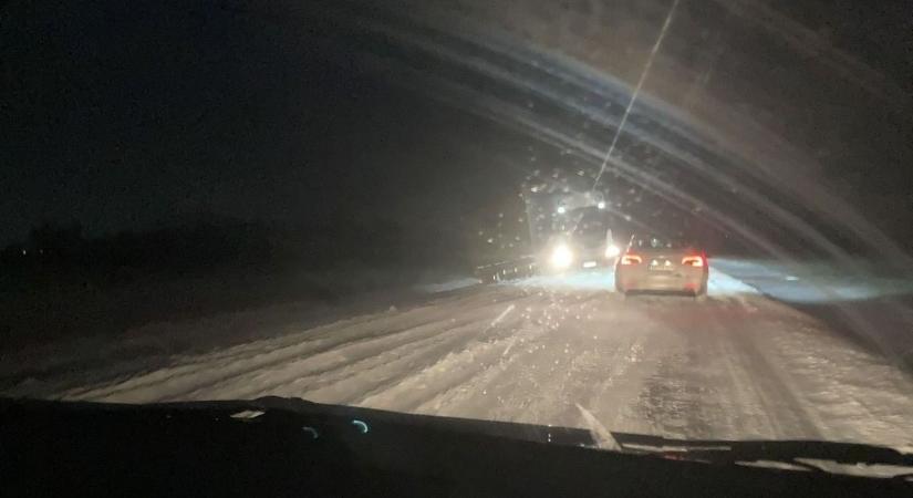 Kamion csúszott az árokba Vasasszonyfa és Söpte között - fotók