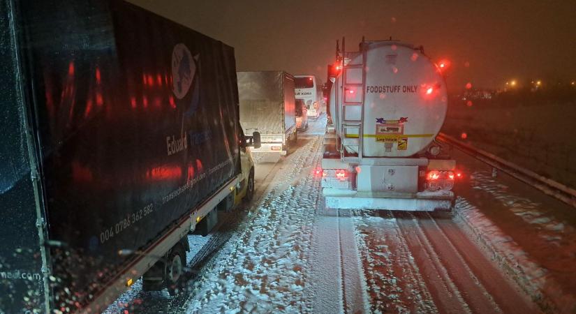 Rendkívüli hóhelyzet: megbénult az ország legfontosabb autópályája – teljesen megváltozik a forgalmi rend