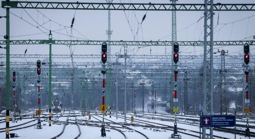 Az M1-es elesett, a repülőtér, a fővárosi közlekedés és a MÁV is kínlódik, és ma még újabb 20 centi hó is eshet