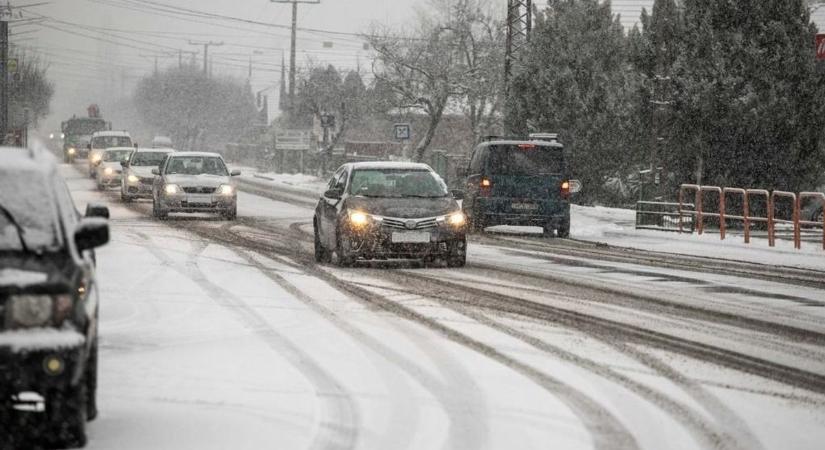 A rendőrség óvatos közlekedésre inti a sofőröket az erős havazás miatt (videó)