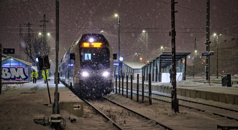 Hóhelyzet: váltóállítási problémákkal küzd a MÁV, kimaradnak és késnek a Budapest környéki járatok
