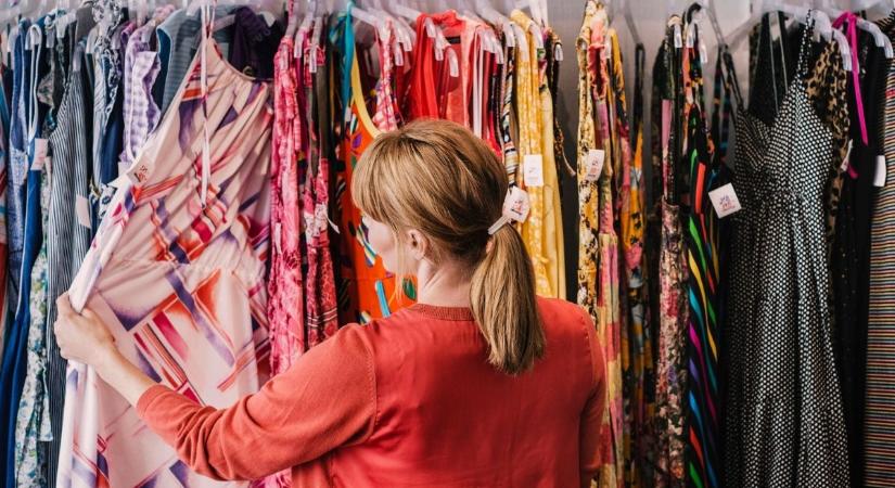 Turkálóból vásárolnál? Ezekből a ruhatípusokból sose vegyél használtat