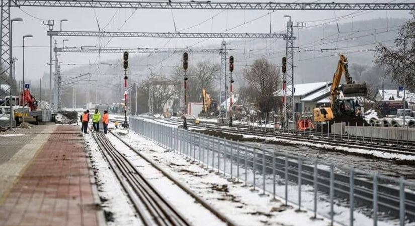 Lassul a közlekedés a síneken - nem csak a hó okoz problémát Hevesben