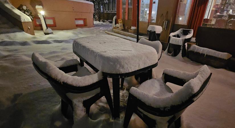 Sokkoló reggel: térdig érő hóra ébredtünk
