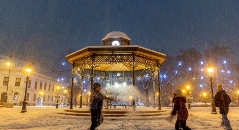 Gyerekek játszanak a hóesésben Nagykanizsán