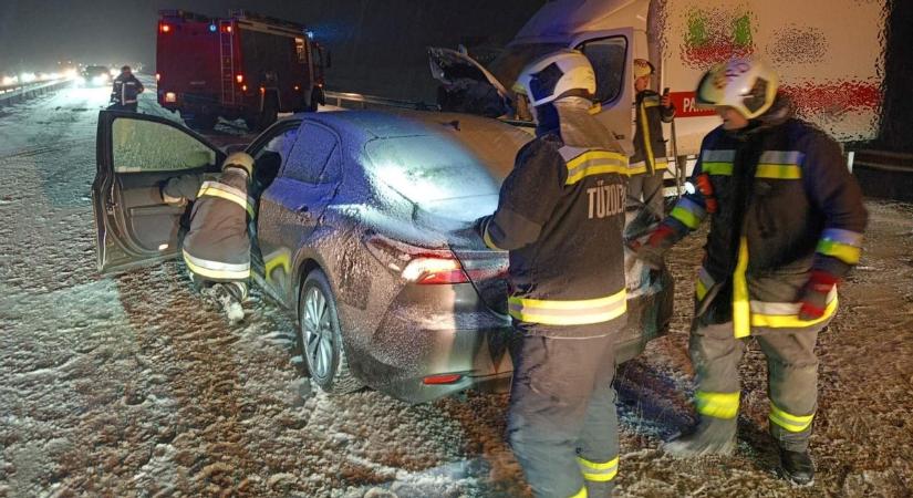 Nem a hó, hanem balesetek nehezítik a közlekedést - felkészületlenek az autósok