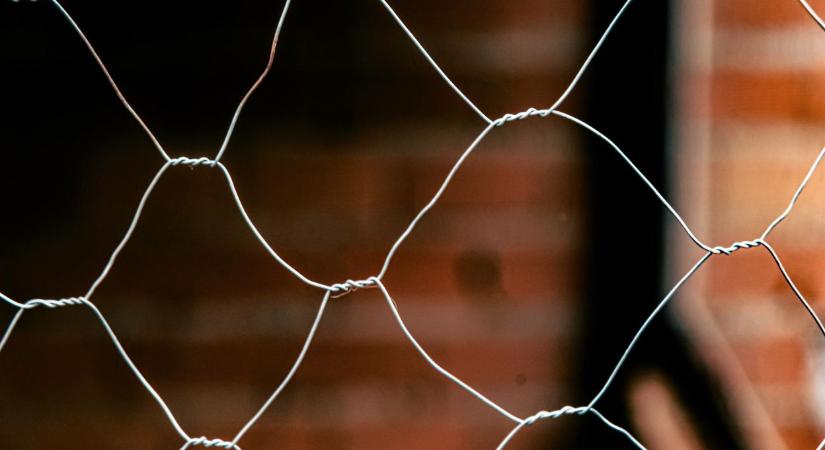 Felakadt a kerítésre a debreceni tolvaj