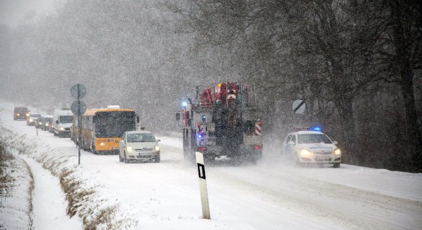 Hókáosz Magyarországon: késések és fennakadások, kiadták a riasztást