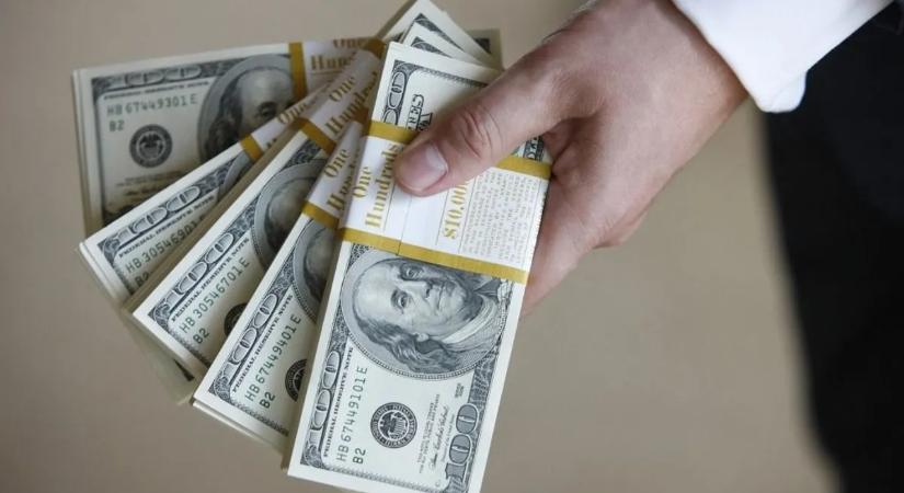 „Karácsonyfa alá” kérte a pénzt: leleplezték a korrupt ukrán katonát