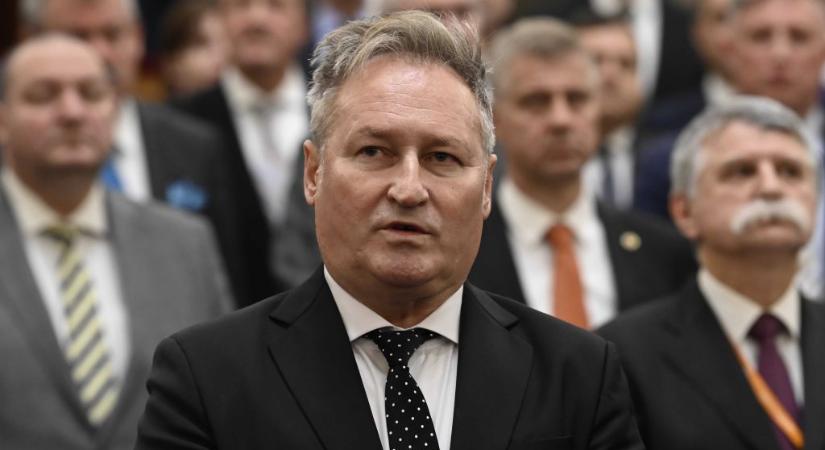 Hadházyék kiperelték, mennyit keresett a fideszes Papcsák Ferenc a zuglói kórház VIP-műtétein