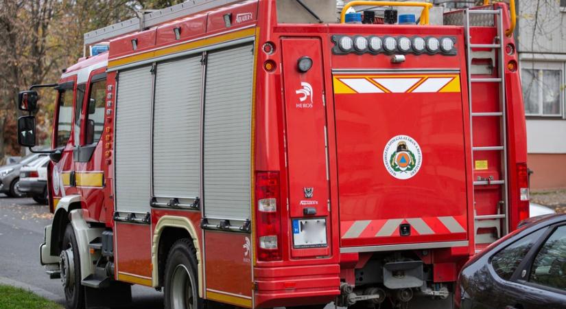 Megcsúszott és keresztbe fordult egy csuklós busz Galambokon