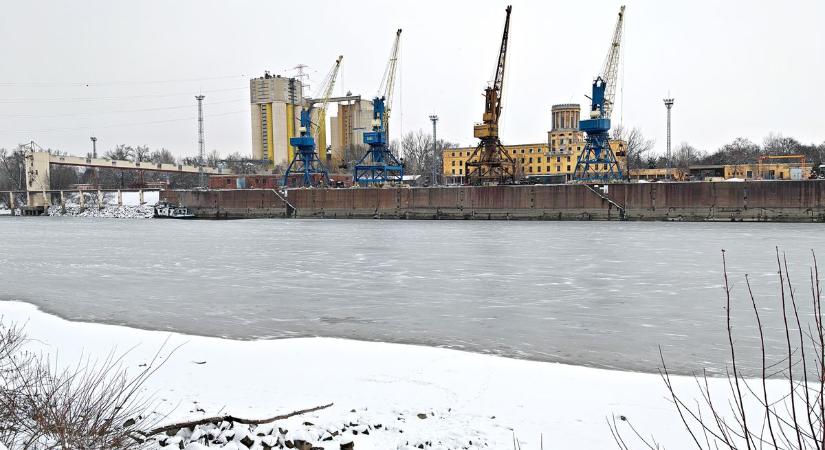 Jég borítja a Dunát a dunaújvárosi Kikötői-öbölben