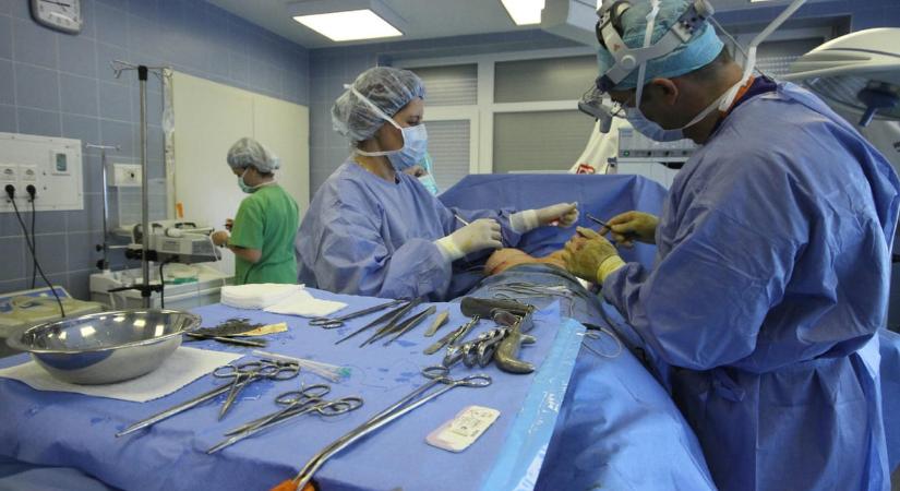 Hadházy kiperelte az iratokat és kiderült, hogy közel 250 milliót kaszálhatott Papcsák Ferenc cége az Uzsoki kórház VIP-részlegén