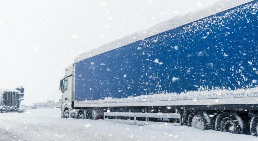 Megkezdődött a kamionos rémálom – rég nem látott havazást él át Magyarország