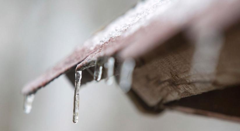 Rejtett téli veszély Pécs belvárosában: jég- és hódarabok hullanak a tetőkről