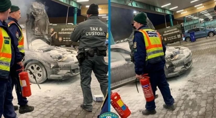 Gyerekek is voltak benne: Kigyulladt egy autó a határátkelőnél, motortere 3 karton cigarettát rejtett