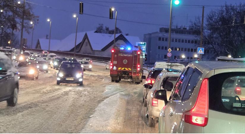 Nem tudott felhajtani a Homokkerti felüljáróra egy autós, tűzoltók mentek érte