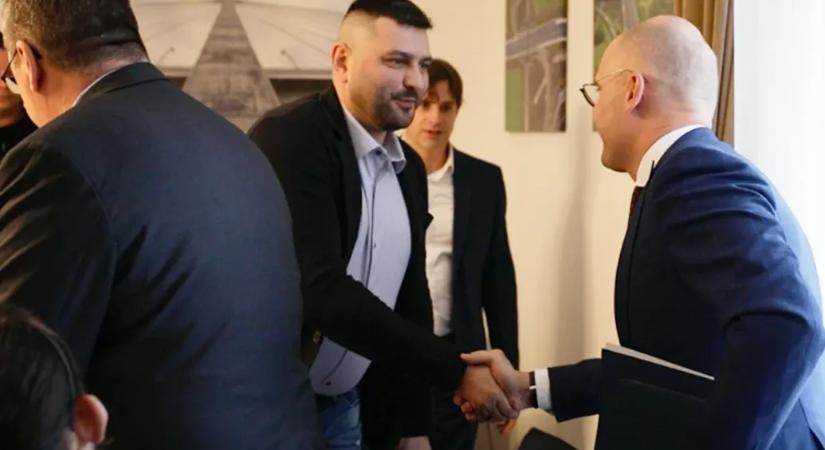 Asztalhoz ültek a tüntető kamionosok és a minisztérium képviselői, egy dologban már sikerült megegyezni