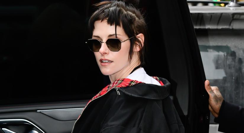 Kristen Stewart télen is bevállalta a pucérruhát, és alig hagyott bármit a képzeletre