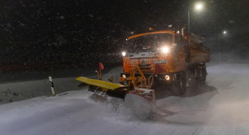 Havas éjjeli bevetés: a közútkezelők ma sem aludtak (galéria)