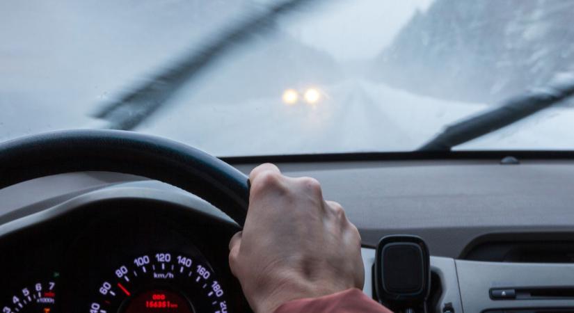 Hó fogságában az M1-es autópálya, az M0-son is tömeges mentés zajlik