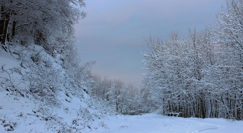 Mennyi hó lesz? Itt síelhetsz és szánkózhatsz biztosan a hétvégén!