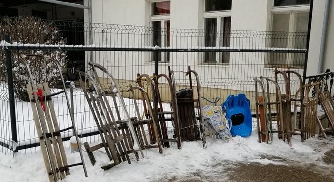 A nap képe: tele van az iskolai "szánkóparkoló"