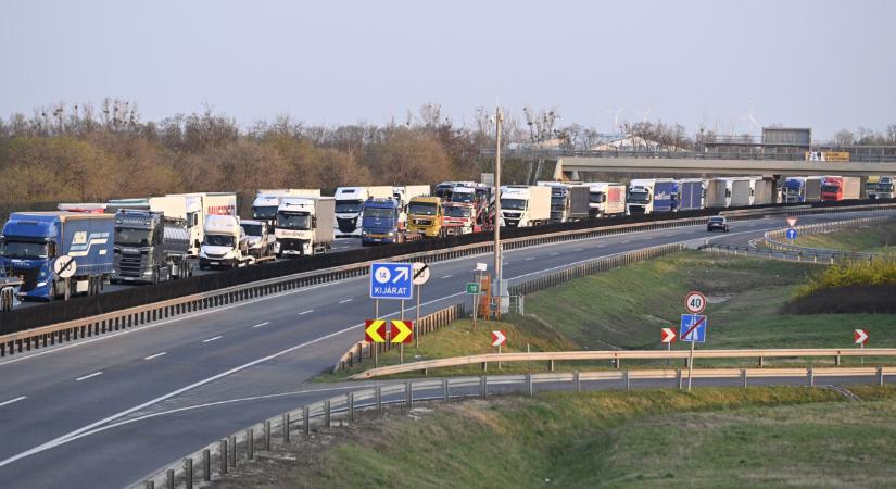 Asztalhoz ültek a tüntető kamionosok és a minisztérium képviselői